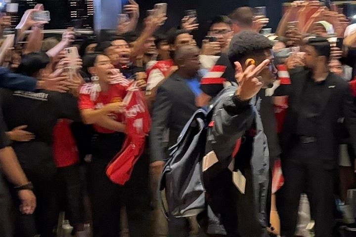 ‘อาหมัด’ แจงชูนิ้วกลางหลัง ‘แม่’ โดนสบประมาท