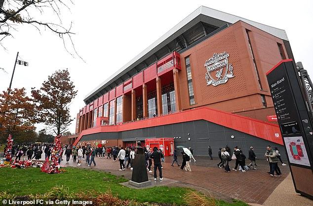 นอกสนามก็เละ! ฟ้อง ‘อดีตลูกจ้างหงส์’ เอี่ยวฉ้อโกงตั๋ว