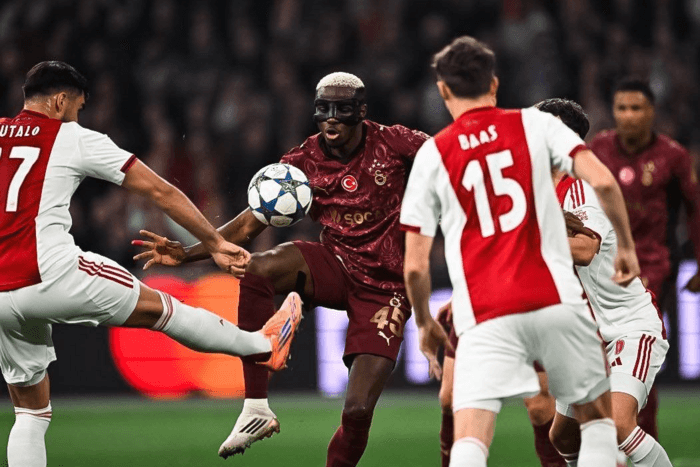 ‘โอซิมเฮน’ แฮตทริกอัดอาแย็กซ์ 3-0 นำดาวซัลโว UCL