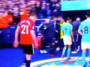 ‘พี่น้อย’ ยันเปล่าตั้งใจถุยใส่ตราเรือใบ