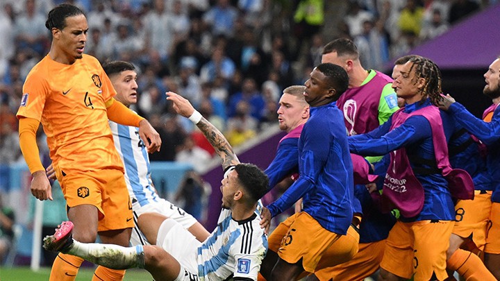 หวิดตะลุมบอน! เผยจังหวะ VvD วิ่งชน ‘ปาเรเดส’ กระเด็น