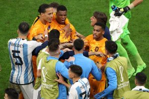 ฟีฟ่าเตรียมปรับเงิน ‘ฟ้าขาว,กังหัน’ เหลืองว่อน