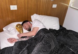 เอาให้หนำใจ! ‘เมสซี่’ โพสต์รูปนอนกอดถ้วยแชมป์โลก