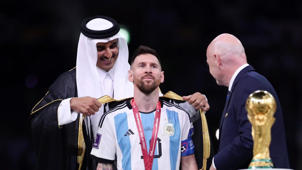 มีที่มา! เผยเหตุผล ‘เมสซี่’ สวมผ้าคลุมดำชูถ้วยบอลโลก