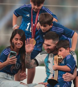 เผยโมเมนท์สุดอบอุ่น ‘แม่เมสซี่’ โผล่เซอร์ไพรส์กอดหลังเกม