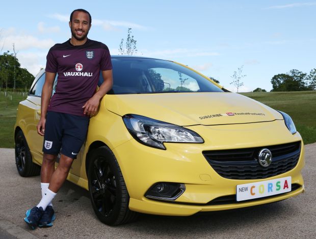 กูจะเข้าบ้าน! ‘ทาวน์เซ่นด์’ หัวร้อนซิ่งชนรถลาดยางมะตอย