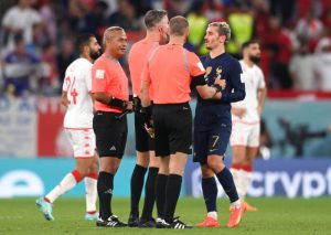 ‘ตราไก่’ ร้องฟีฟ่า เหตุยึดประตู ‘อ๋อง’ ทั้งที่เป่าจบเกมแล้ว