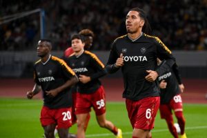 หมาป่าระวัง! งูจ้องฉก ‘สมอลลิ่ง’ คุ้มกันหลัง