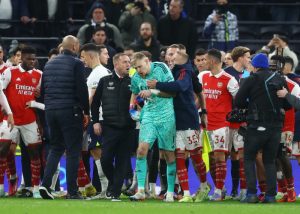 ดาร์บี้เดือดเกิน! ‘แรมส์เดล’ เซ็งโดนแฟนไก่เตะหลัง