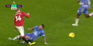 น่าหวาดเสียว! VDB โดนเสียบโหดเข่าบิดรอเช็คอาการ