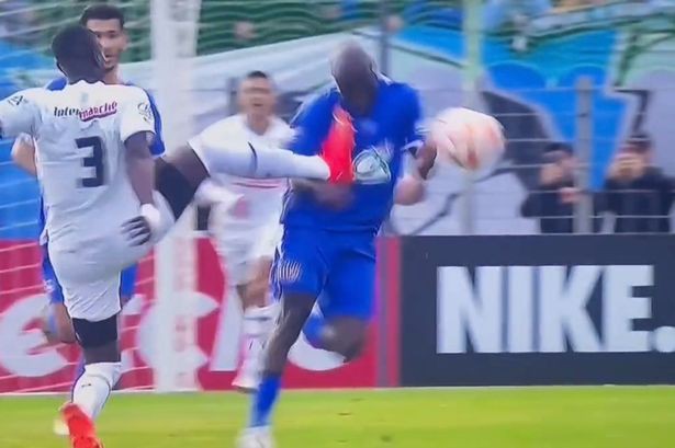 เสี่ยงโดนแบน 6 นัด! ‘ไบญี่’ โหดถีบยอดอก-คู่แข่งถูกส่งเข้าไอซียู