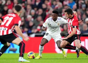 ไม่ให้เกียรติ! ‘อันเช่’ ฉุนคู่แข่งเตะ ‘วินิซิอุส’ แบบสนุกเท้า