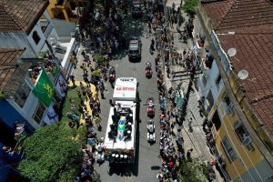 ร่ำลาครั้งสุดท้าย…เคลื่อนย้ายร่าง ‘เปเล่’ สู่พิธีฝังศพ