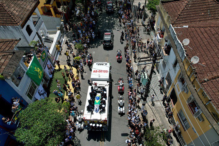 ร่ำลาครั้งสุดท้าย…เคลื่อนย้ายร่าง ‘เปเล่’ สู่พิธีฝังศพ