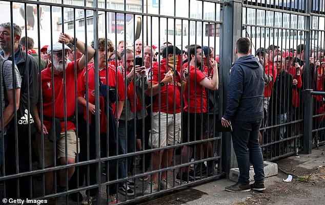 แฟนหงส์ 2,600 คนฟ้องยูฟ่าเรียกค่าชดเชยชิงดำ CL