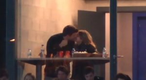 ไม่เกรงใจเมียเก่า! ‘ปีเก้’ ดูดปากน้องคลาร่าโชว์แฟนบอล