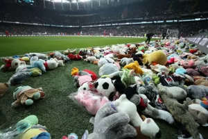 แฟนเบซิคตัสโยนตุ๊กตาลงสนามมอบเด็กจากเหตุแผ่นดินไหว