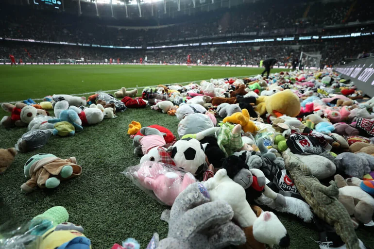 แฟนเบซิคตัสโยนตุ๊กตาลงสนามมอบเด็กจากเหตุแผ่นดินไหว