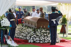 แฟนหลายร้อยร่วมพิธีศพส่ง ‘อัตซู’