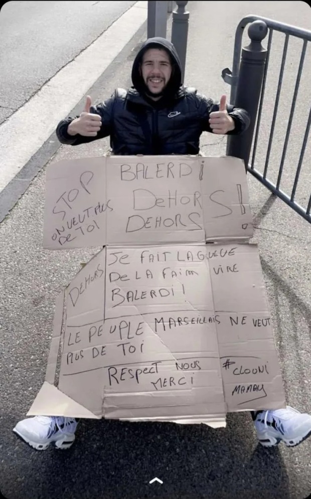 ออกไป! แฟน OM อดอาหารประท้วงไล่ ‘บาแลร์ดี้’