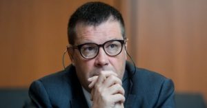 อัยการถอนตัวหลังเคยประกาศ ‘เกลียดยูเว่’