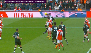 ไม่แฮนด์ได้ไง?… กูรูร่วมชี้ VAR ควรให้จุดโทษ ‘ปืน’