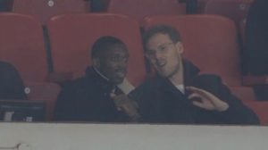 ไปทำอะไร? ‘เดมเบเล่’ โผล่ชมเกม แมวดำ-ดาบคู่