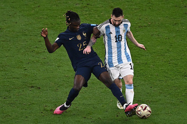 ‘คามาวิงก้า’ ยืนยันแฮปปี้ได้เล่นแบ็กซ้ายให้ตราไก่