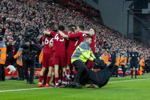 ร็อบโบ้เกือบเจ็บ… ตำรวจจับเด็ก 16 บุกสนาม ‘แดงเดือด’