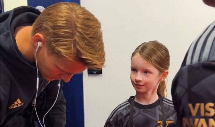 หยิ่งจัด! กูรูสับ ‘แข้งปืน’ เมินแฟนจิ๋วขณะแจกลายเซ็น