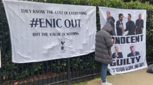 เลวี่ออกไป! ‘แฟนไก่’ ชุมนุมไล่เจ้าของก่อนแข่งผี