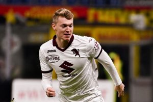 หงส์ฟัดนิวชิง ‘ชูร์ส’ หลังกระทิงหิน