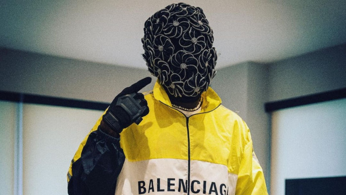 เอ็นเคเตียห์? ‘แข้งปริศนา’ ใส่หน้ากากปล่อยเพลงแร็ป