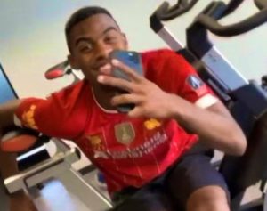 ถูกใจ..จัดเลย! แฟนกรี๊ดเห็นภาพ ‘กราเวนเบิร์ช’ สวมเสื้อหงส์