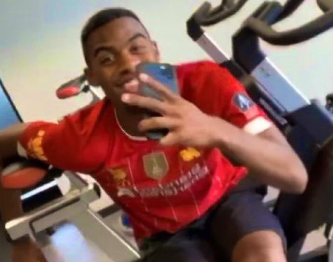 ถูกใจ..จัดเลย! แฟนกรี๊ดเห็นภาพ ‘กราเวนเบิร์ช’ สวมเสื้อหงส์