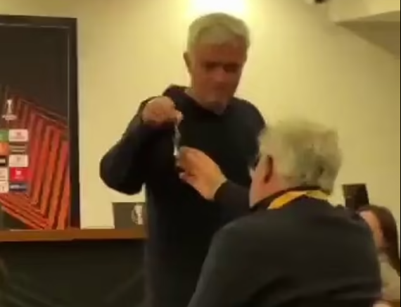 โอ๋ๆ ไม่ร้องนะ! ‘น้ามู’ แสบไม่เปลี่ยน แซวนักข่าวดัตช์