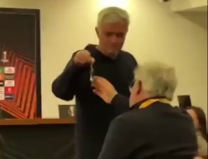 แสบไม่เปลี่ยน! ‘น้ามู’ แซวนักข่าวดัตช์  ‘โอ๋ๆ ไม่ร้องนะ’