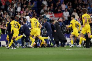 ฉลองผิดถิ่น! ‘แฟนนกแก้ว’ บุกสนามวิ่งไล่ ‘แข้งบาร์ซ่า’