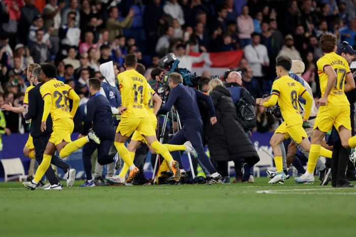 ฉลองผิดถิ่น! ‘แฟนนกแก้ว’ บุกสนามวิ่งไล่ ‘แข้งบาร์ซ่า’