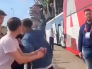 ‘แข้งอาแย็กซ์’ ขอโทษหลังน็อตหลุดชกแฟนบอล