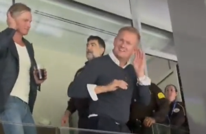 การ์ดสนามเชิญ ‘พ่อฮาลันด์’ ย้ายที่นั่งหลังหยอกแฟนราชัน