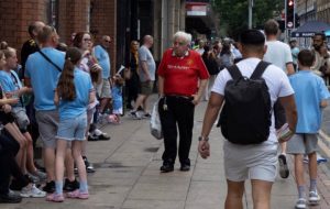 ทีมข้าทำได้ก่อน! ‘ปู่แฟนผี’ ใส่เสื้อปี 99 ฝ่าพาเหรดฉลอง 3 แชมป์เรือ