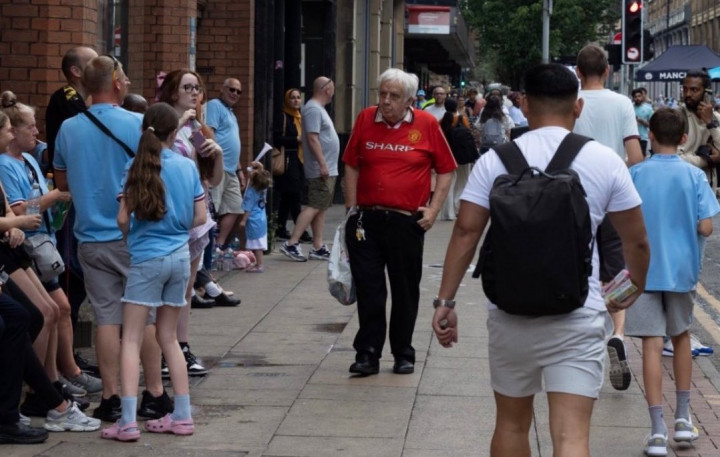 ทีมข้าทำได้ก่อน! ‘ปู่แฟนผี’ ใส่เสื้อปี 99 ฝ่าพาเหรดฉลอง 3 แชมป์เรือ