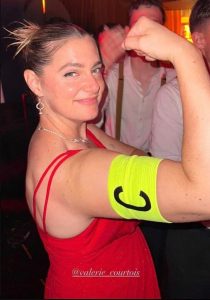 ยังไม่จบ?! น้อง ‘คูร์กตัวส์’ ใส่ปลอกแขนแซะดราม่า