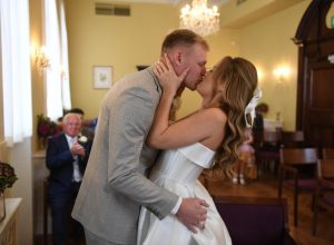 ยินดีด้วย! ‘แรมส์เดล’ ควงแฟนคนสวยแต่งเรียบง่าย