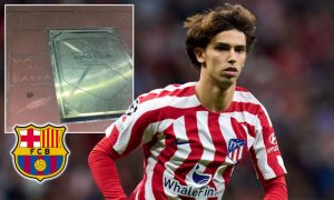 ไปบาร์ซ่าซะ! ‘แฟนตราหมี’ เขียนป้ายชื่อไล่ ‘เฟลิกซ์’