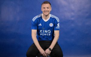 จิ้งจอกเฟิร์มหวนใช้ ‘คิง เพาเวอร์’ บนเสื้อแข่ง