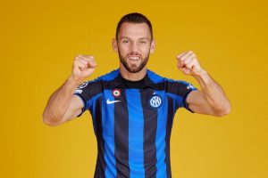 เดอ ไฟรจ์ ขยายสัญญางูเพิ่มอีก 2 ปี