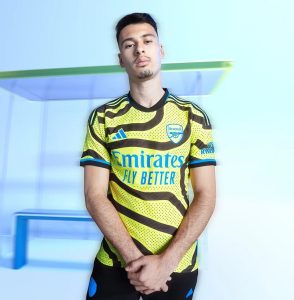 ‘ปืน’ เปิดตัวชุดเยือนใหม่ดีไซน์แปลกตา