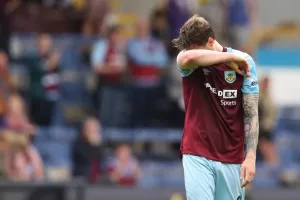 น่าเห็นใจ! แฟนเบิร์นลี่ย์โห่ ‘เวกฮอร์สต์’ นัดแรกหลังกลับจากยืมตัว